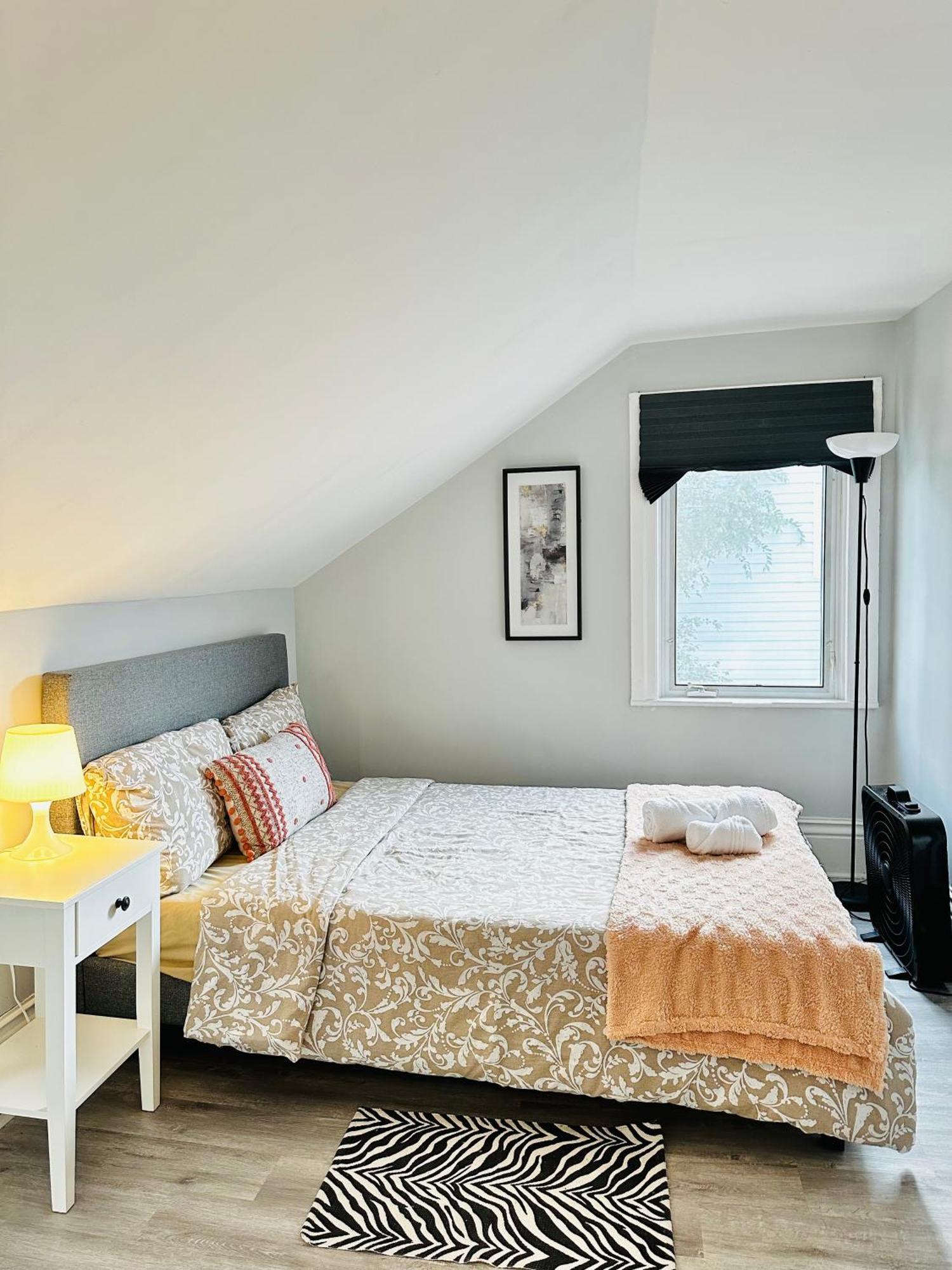 Cozy 2Br House Near Centre With Patio, Bbq, Backyard, And Netflix Apartment ปีเตอร์บอร์โรว์ ภายนอก รูปภาพ