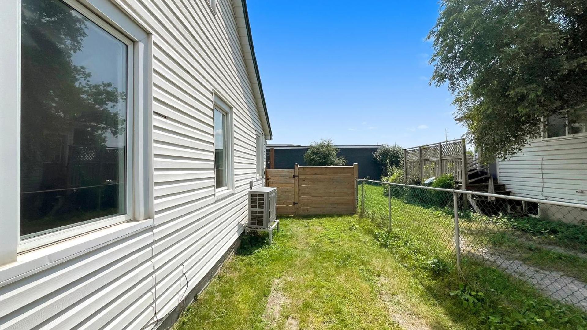 Cozy 2Br House Near Centre With Patio, Bbq, Backyard, And Netflix Apartment ปีเตอร์บอร์โรว์ ภายนอก รูปภาพ